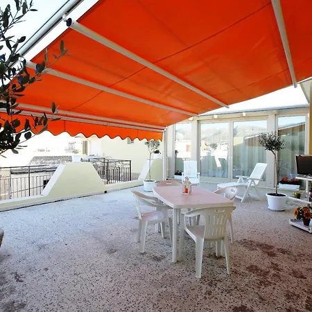 Hébergement de vacances Re Sole Vacanze - Esclusivo Attico M A R T E Con Spaziosissima Terrazza Solarium Attrezzata